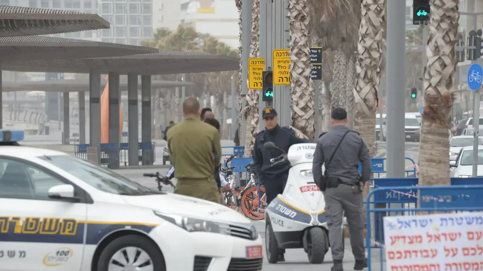 מחסום בידוק משטרתי בסיוע חיילים בטיילת תל אביב. 01 באפריל 2020 מחסום בידוק משטרתי בסיוע חיילים בטיילת תל אביב. 01 באפריל 2020