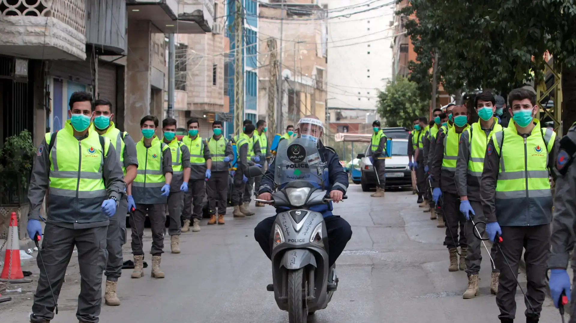 אנשי יחידת הבריאות האסלאמית צועדים ברחובות ביירות במסגרת סיור תקשורתי שאורגן על ידי ארגון חיזבאללה בנושא התמודדות עם נגיף הקורונה בביירות 31 במרץ 2020
אנשי יחידת הבריאות האסלאמית צועדים ברחובות ביירות במסגרת סיור תקשורתי שאורגן על ידי ארגון חיזבאללה בנושא התמודדות עם נגיף הקורונה בביירות 31 במרץ 2020