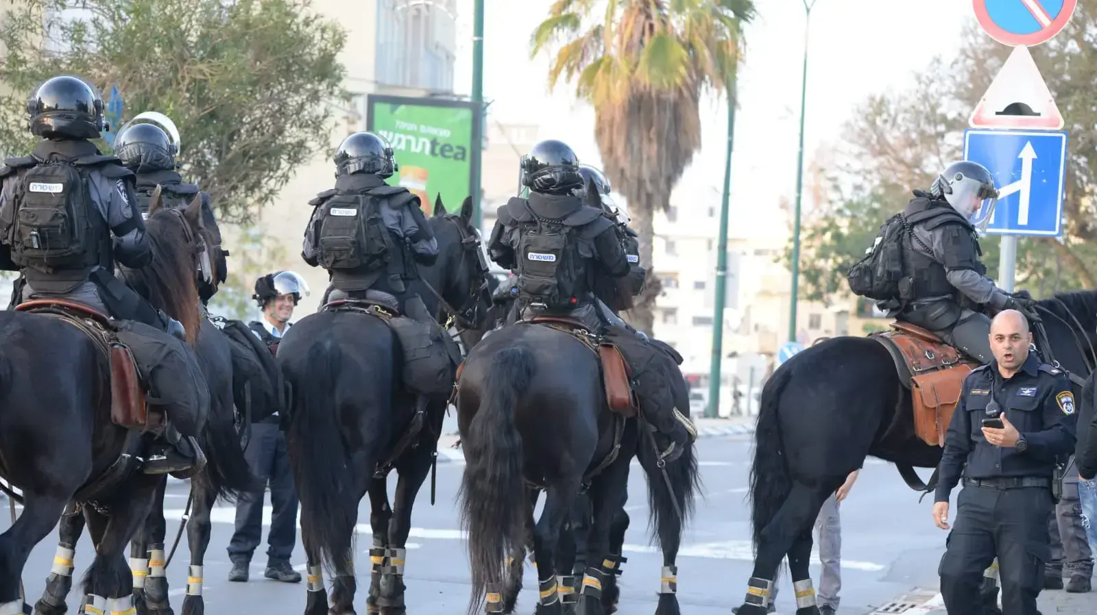 פריסת כוחות משטרה ברחובות יפו בעקבות הפנגה אלימה שפרצה במקום 1 באפריל 2020 פריסת כוחות משטרה ברחובות יפו בעקבות הפנגה אלימה שפרצה במקום 1 באפריל 2020