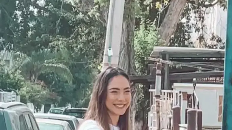 אישה מאכילה חתולים במסגרת מאבק כנגד נטישת חתולים אישה מאכילה חתולים במסגרת מאבק כנגד נטישת חתולים