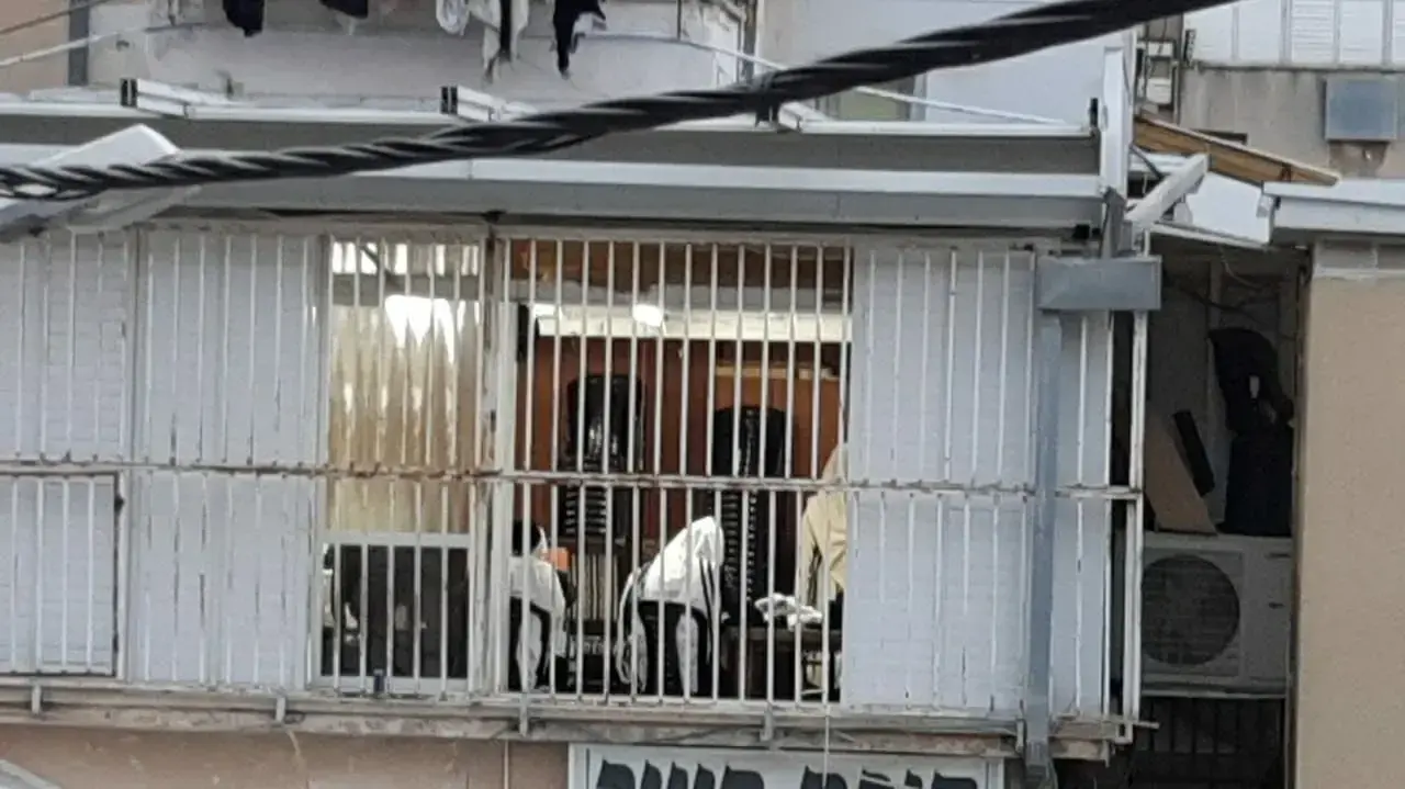 תפילה בביתו של הרב חיים קנייבסקי בבני ברק 31 במרץ 2020 תפילה בביתו של הרב חיים קנייבסקי בבני ברק 31 במרץ 2020