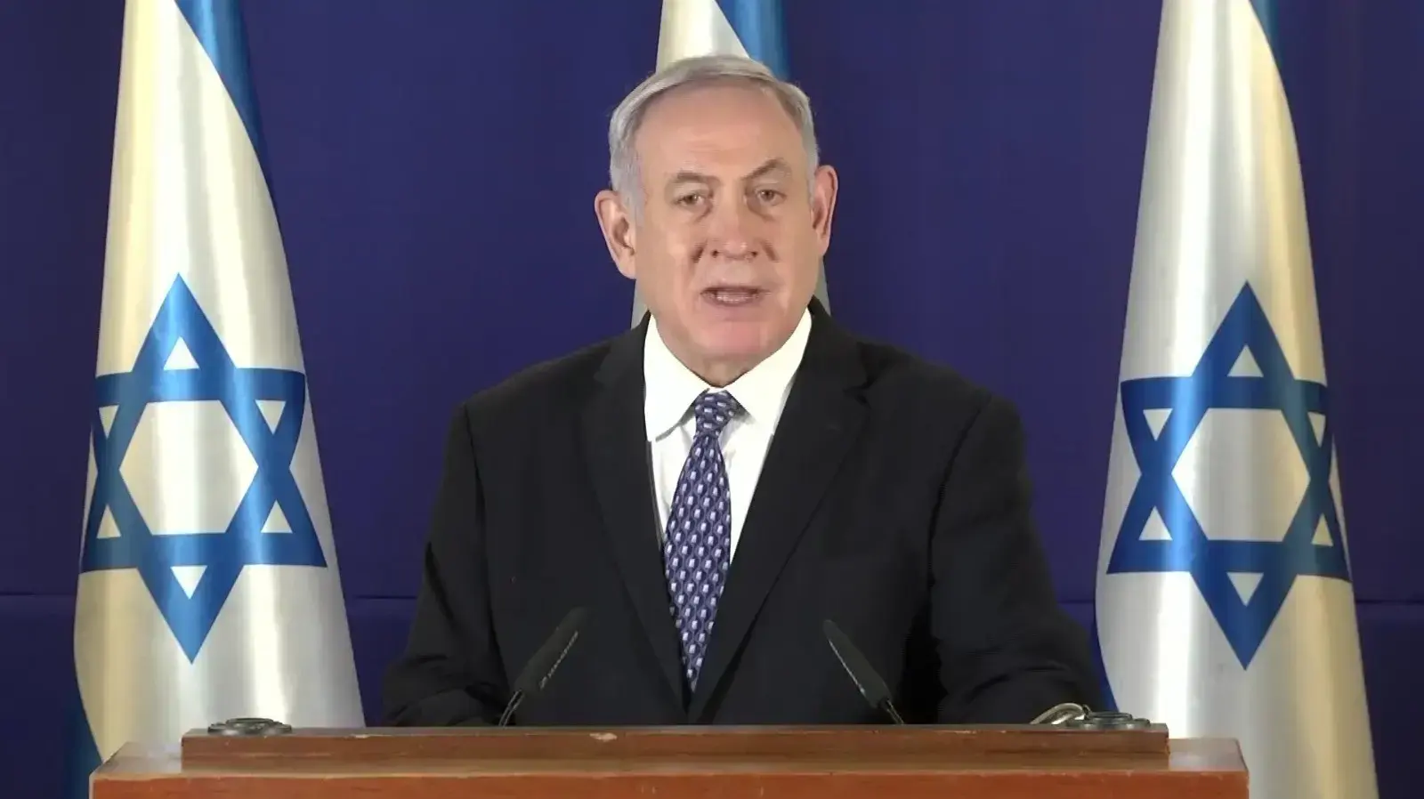 ראש הממשלה, בנימין נתניהו במהלך הצהרה לתקשורת בנושא נגיף הקורונה במעונו בירושלים 1 באפריל 2020 ראש הממשלה, בנימין נתניהו במהלך הצהרה לתקשורת בנושא נגיף הקורונה במעונו בירושלים 1 באפריל 2020