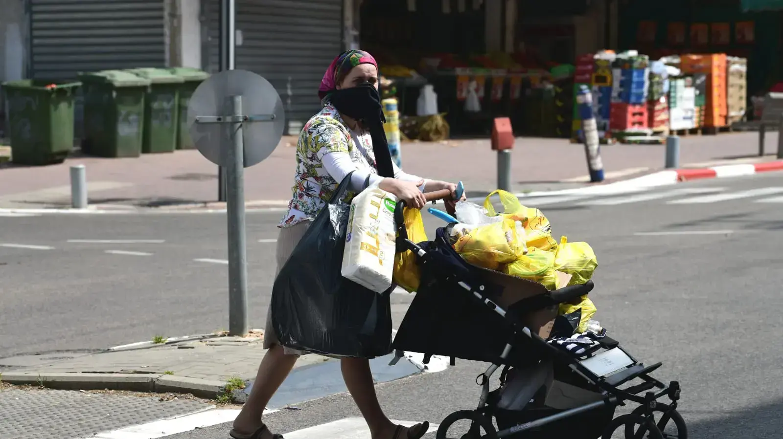 אישה עוטה מסכה מאולתרת בבני ברק לצורך התמגנות מנגיף הקורונה 2 באפריל 2020 אישה עוטה מסכה מאולתרת בבני ברק לצורך התמגנות מנגיף הקורונה 2 באפריל 2020