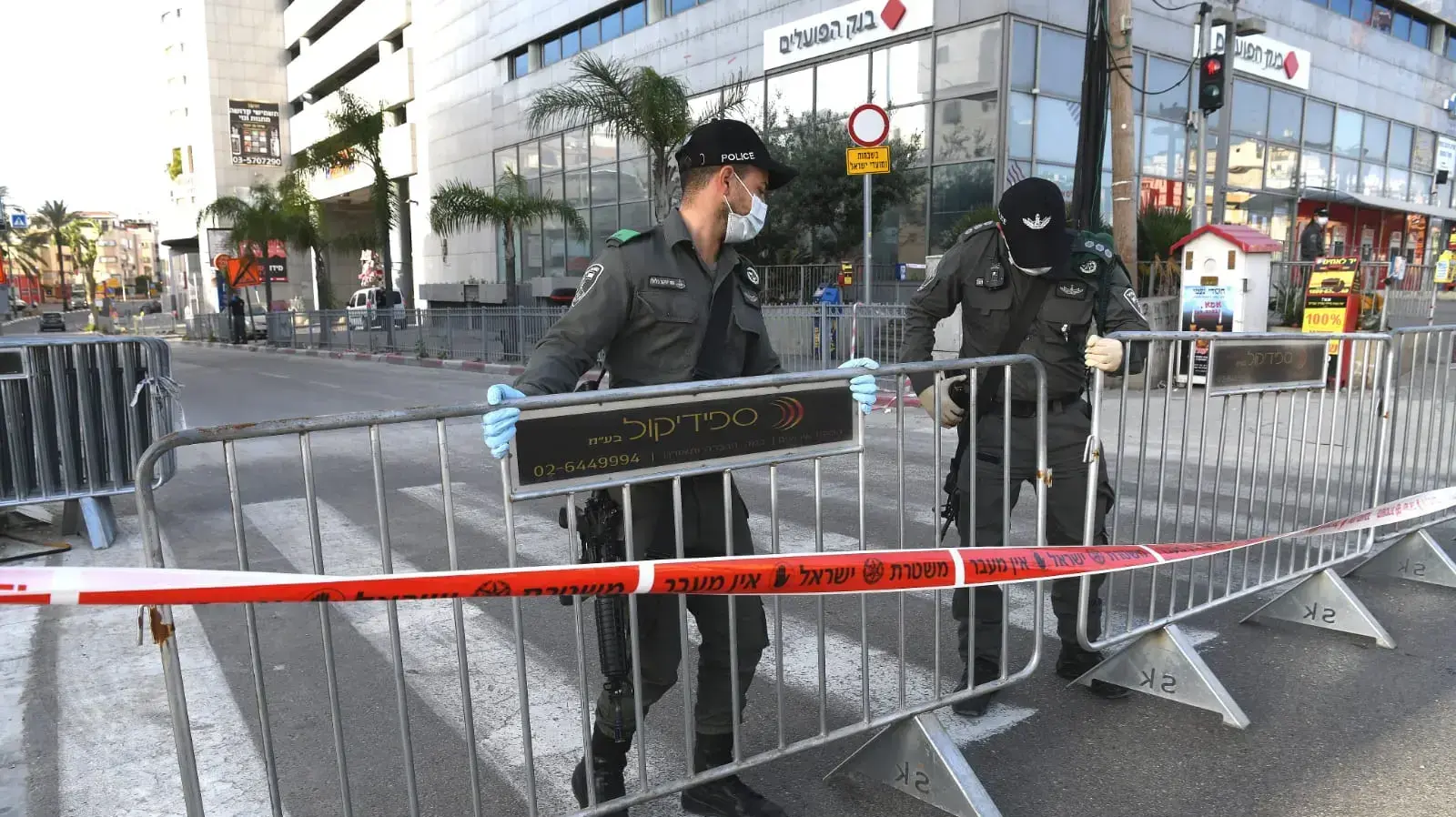 שוטרים מציבים מחסומים בכניסה לבני ברק לאחר הטלת הסגר 3 באפריל 2020 שוטרים מציבים מחסומים בכניסה לבני ברק לאחר הטלת הסגר 3 באפריל 2020