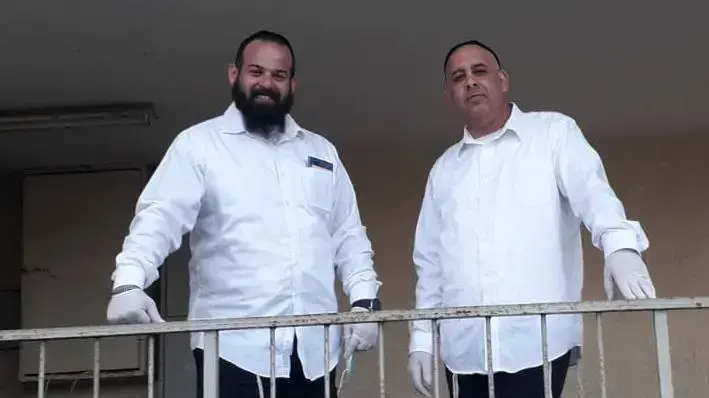 ניצב משנה קובי קרני והבלש, לבושים כחרדים, בדרכם לאכוף את הנחיות משרד הבריאות בבית כנסת ברכסים. 2 באפריל 2020 ניצב משנה קובי קרני והבלש, לבושים כחרדים, בדרכם לאכוף את הנחיות משרד הבריאות בבית כנסת ברכסים. 2 באפריל 2020