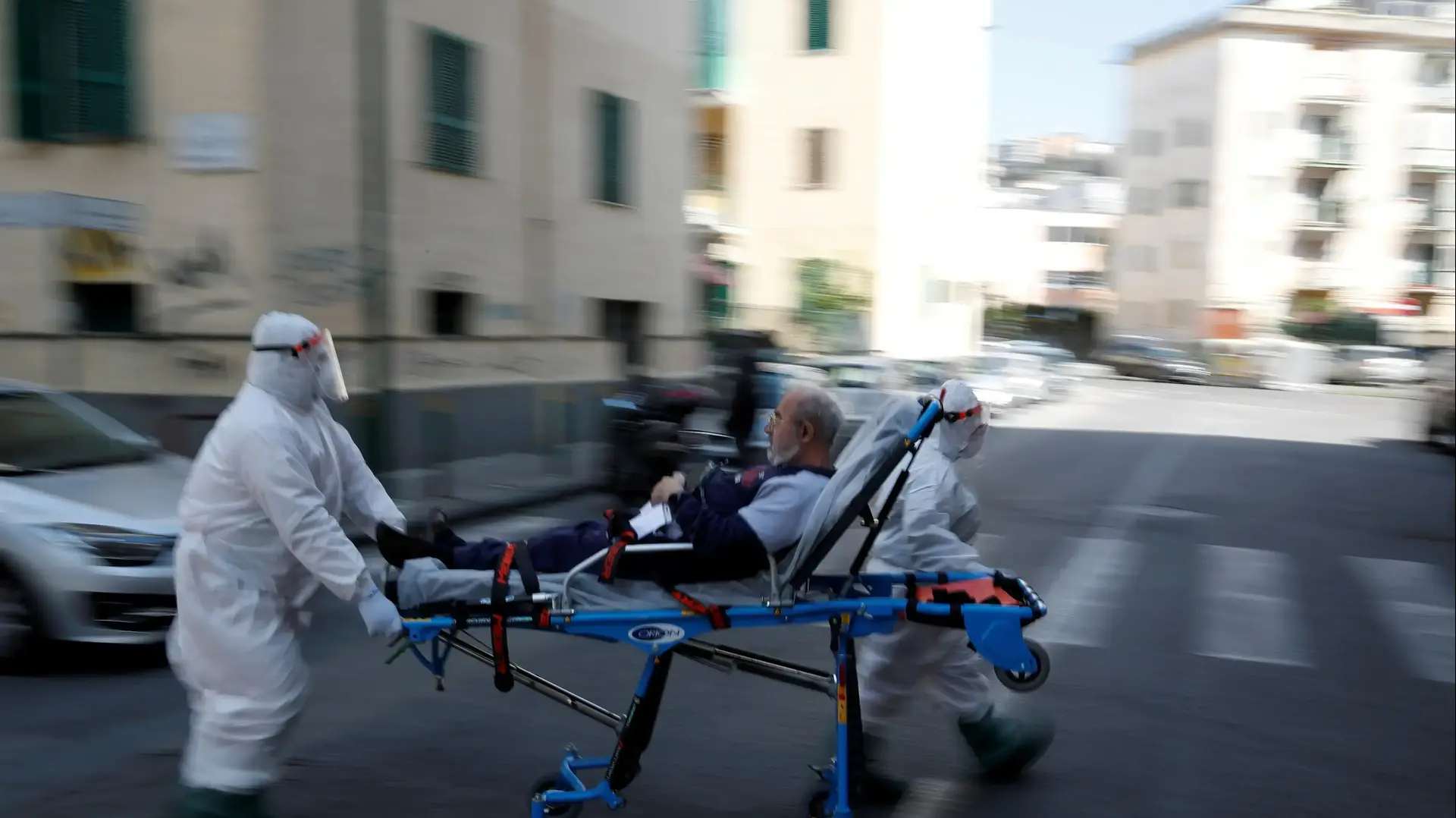 חולה בקורונה מפונה לבית החולים, נטפולי, איטליה(2020\04\03) חולה בקורונה מפונה לבית החולים, נטפולי, איטליה(2020\04\03)