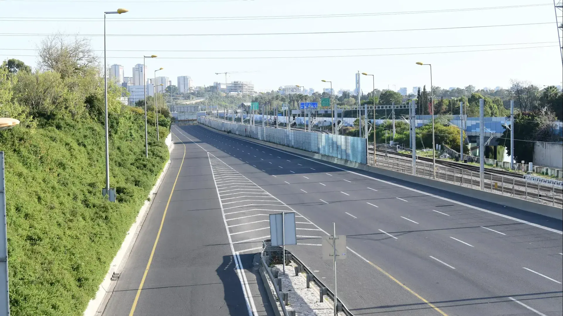נתיבי איילון שוממים בעקבות התפרצות נגיף הקורונה 4 באפריל 2020 נתיבי איילון שוממים בעקבות התפרצות נגיף הקורונה 4 באפריל 2020