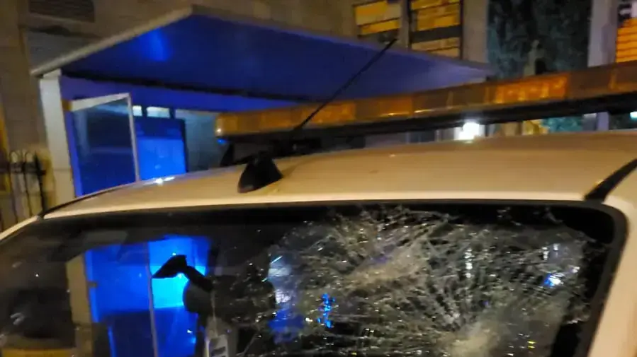 אמבולנס הותקף באבנים בשכונת מאה שערים בירושלים, 4 באפריל 2020 אמבולנס הותקף באבנים בשכונת מאה שערים בירושלים, 4 באפריל 2020