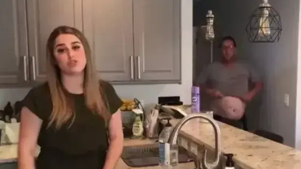 אבא של הכתבת נכנס ערום לשידור מהבית אבא של הכתבת נכנס ערום לשידור מהבית
