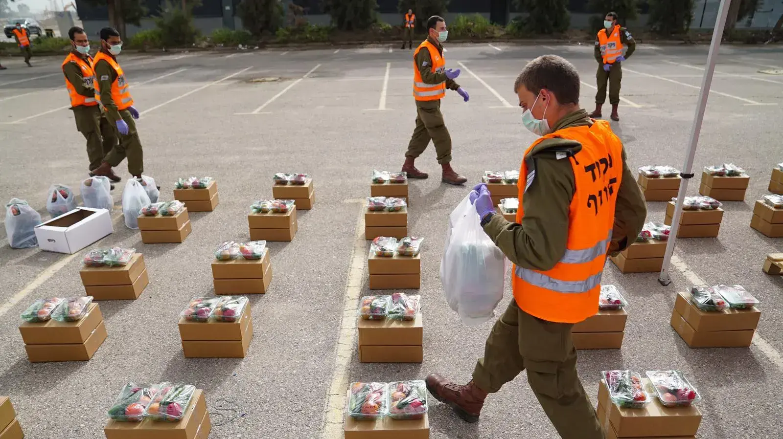 הבוקר החלה משימת הסיוע של פיקוד העורף לעיר בני ברק. חיילי עוצבת האש התייצבו בעיר והחלו בסיוע לרשות המקומית - באספקת מזון לתושבים ולאוכלוסיות נזקקות, 5 באפריל 2020 הבוקר החלה משימת הסיוע של פיקוד העורף לעיר בני ברק. חיילי עוצבת האש התייצבו בעיר והחלו בסיוע לרשות המקומית - באספקת מזון לתושבים ולאוכלוסיות נזקקות, 5 באפריל 2020