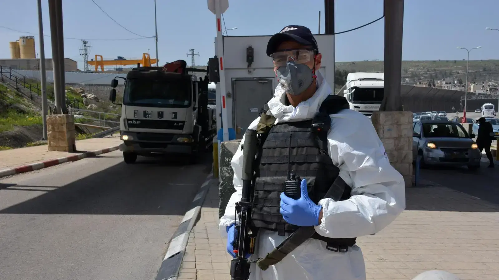 שוטר לבוש חליפת מגן נגד קורונה, 5 באפריל 2020 שוטר לבוש חליפת מגן נגד קורונה, 5 באפריל 2020
