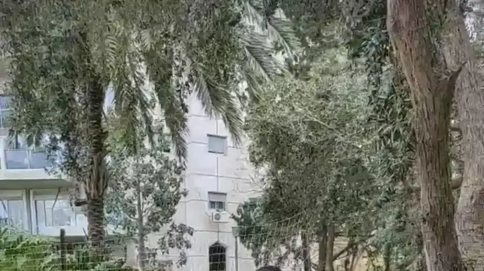 עובד עיריית בני ברק מוריד את הגדרות שהציבה עיריית רמת גן בשל החשש מהתפשטות נגיף הקורונה. 06 באפריל 2020. עובד עיריית בני ברק מוריד את הגדרות שהציבה עיריית רמת גן בשל החשש מהתפשטות נגיף הקורונה. 06 באפריל 2020.