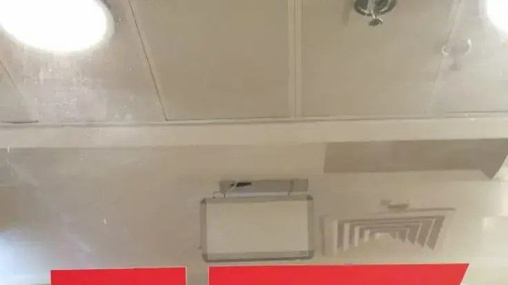 דלת הכניסה לחדשות 13 על רקע מאבק העובדים בקיצוצים הדרמטיים עליהם הכריזה ההנהלה דלת הכניסה לחדשות 13 על רקע מאבק העובדים בקיצוצים הדרמטיים עליהם הכריזה ההנהלה