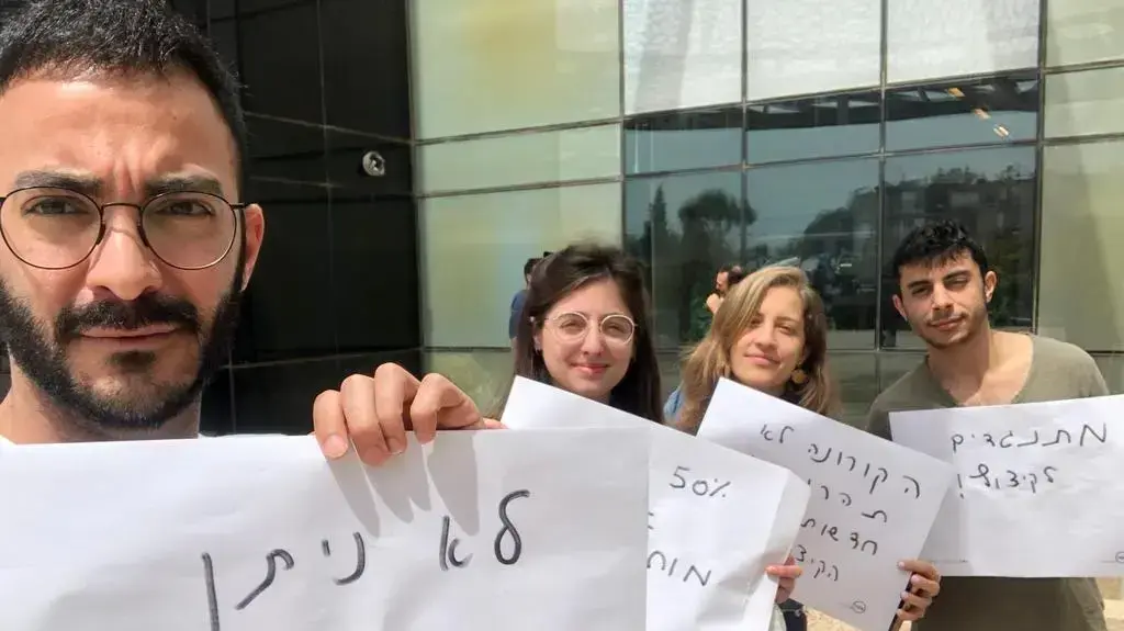עובדי חדשות 13 משביתים את עבודתם כמחאה על הקיצוצים הדרמטיים עליהם הכריזה ההנהלה עובדי חדשות 13 משביתים את עבודתם כמחאה על הקיצוצים הדרמטיים עליהם הכריזה ההנהלה
