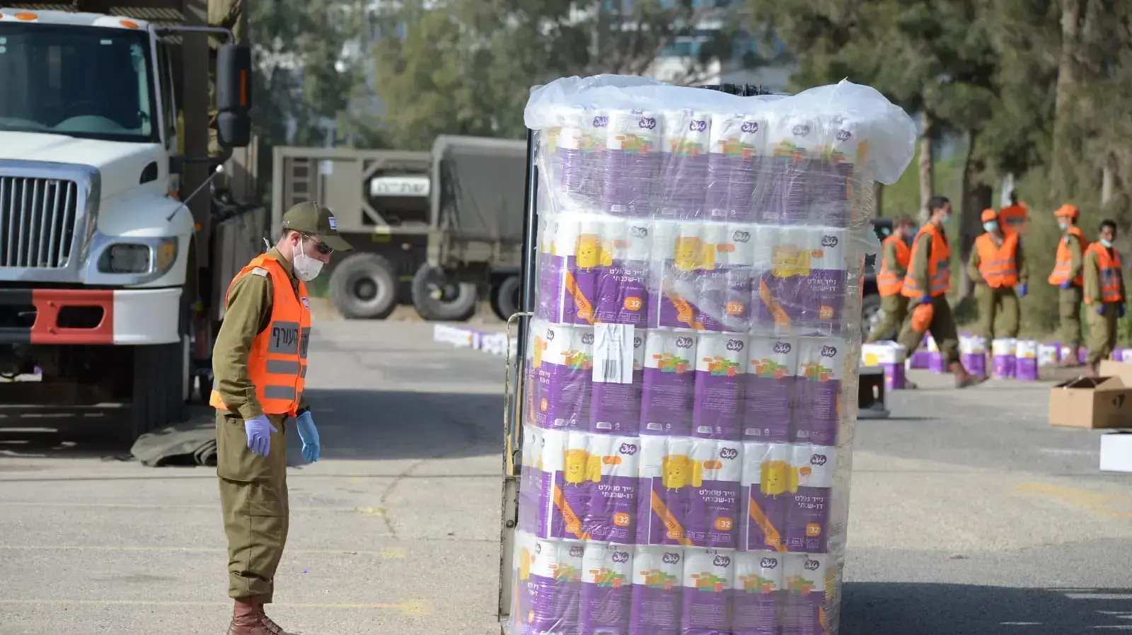 המרכז הלוגיסטי שהוקם על ידי מפקדת הצנחנים ופיקוד העורף בבני ברק, לשינוע אספקה ומוצרי מזון למשפחות 6 באפריל 2020
