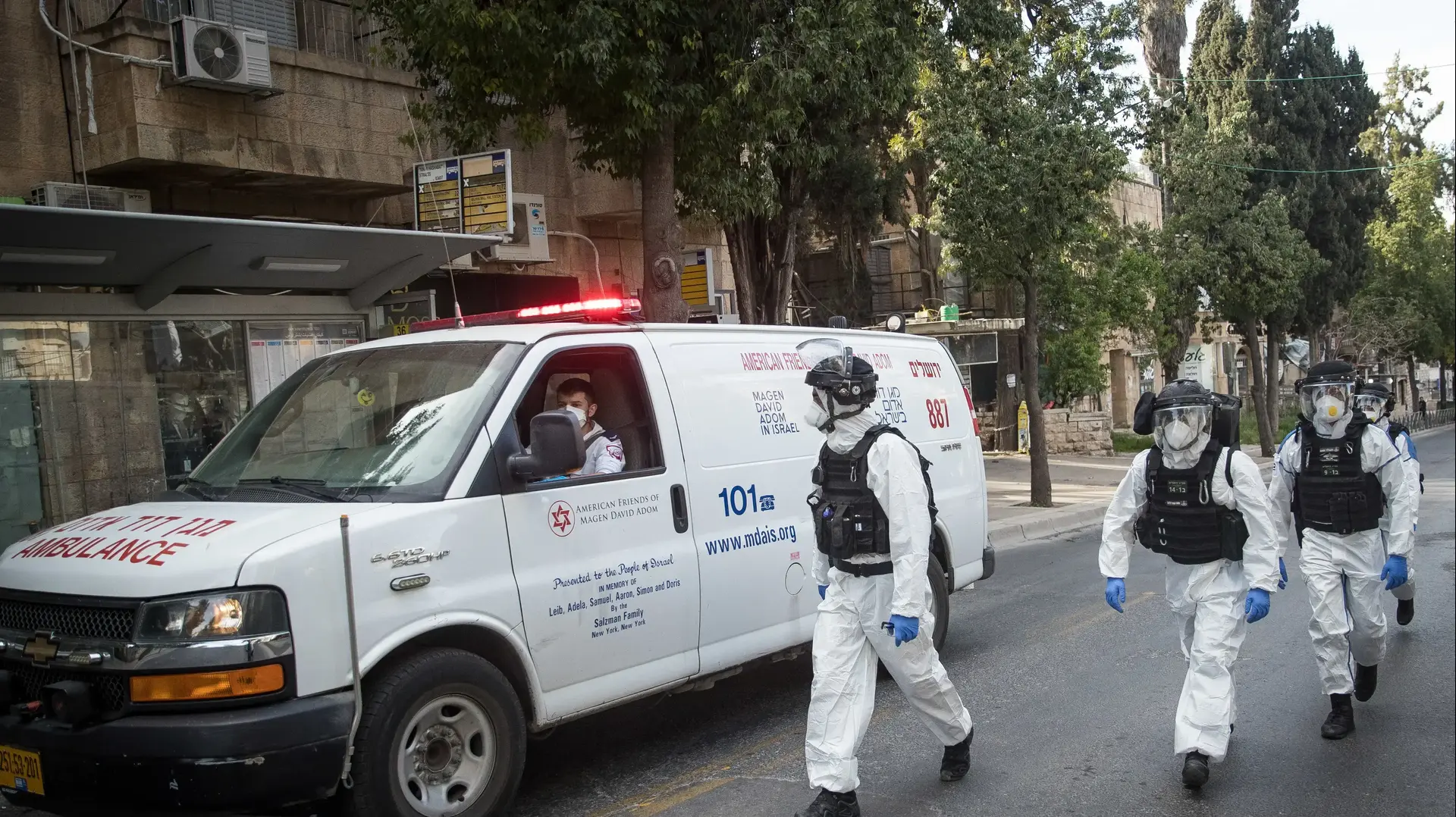שוטרים ממוגנים מנגיף הקורונה לאחר מעצר אדם שהתגלה כחולה קורונה והפר את תנאי הבידוד בשכונת מאה שערים בירושלים 6 באפריל 2020 שוטרים ממוגנים מנגיף הקורונה לאחר מעצר אדם שהתגלה כחולה קורונה והפר את תנאי הבידוד בשכונת מאה שערים בירושלים 6 באפריל 2020