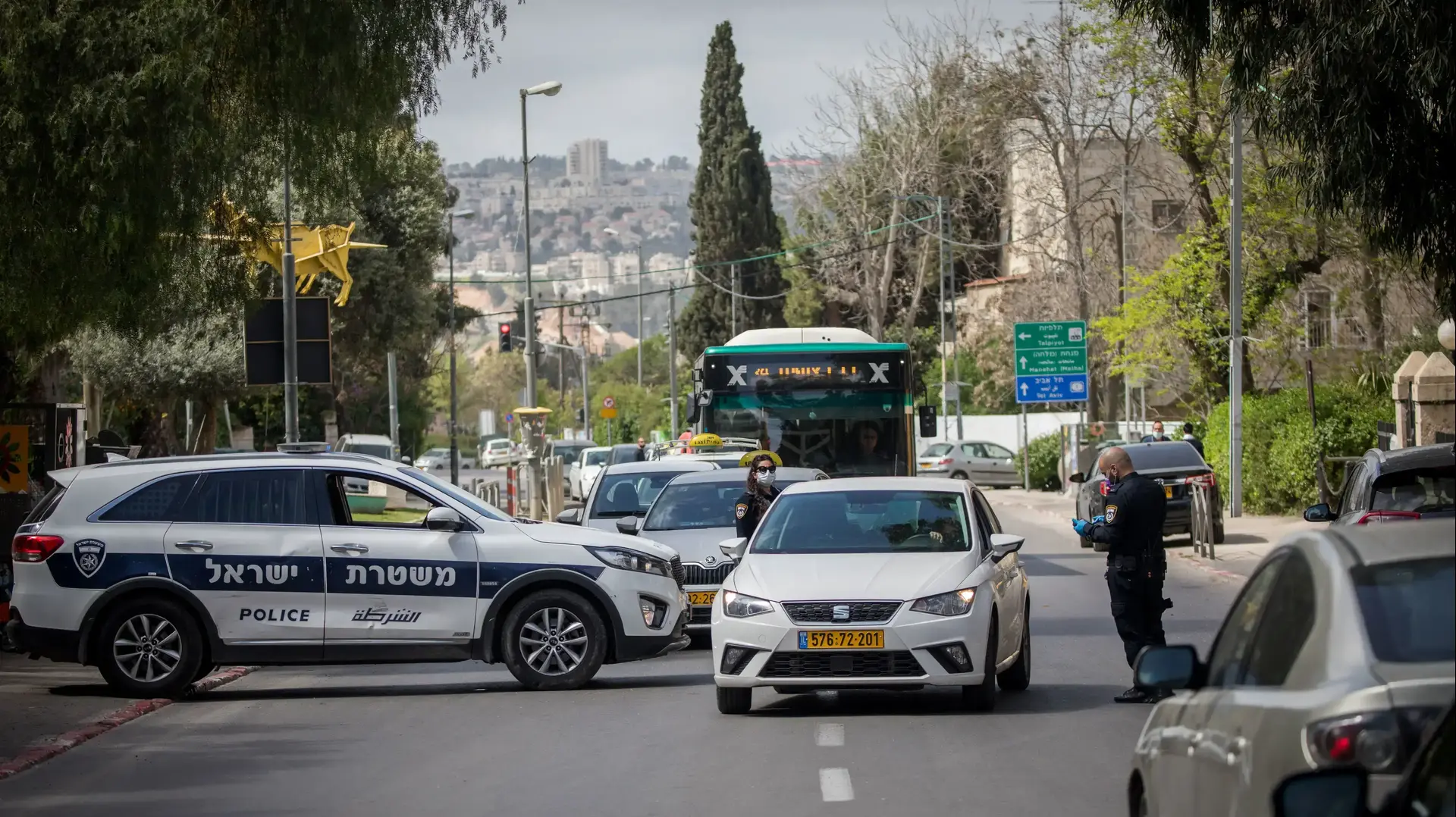שוטרים במהלך פעולות אכיפה בירושלים ברקע הנחיות הממשלה לצורך מניעת התפשטות נגיף הקורונה 7 באפריל 2020 שוטרים במהלך פעולות אכיפה בירושלים ברקע הנחיות הממשלה לצורך מניעת התפשטות נגיף הקורונה 7 באפריל 2020