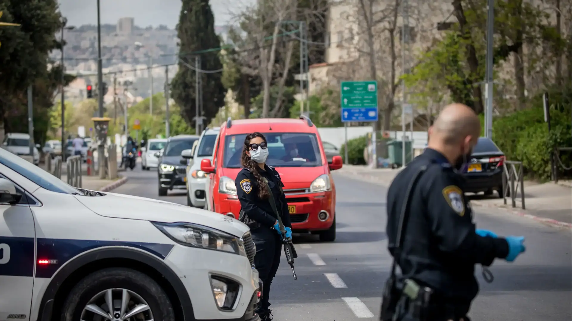 שוטרים במהלך פעולות אכיפה בירושלים ברקע הנחיות הממשלה לצורך מניעת התפשטות נגיף הקורונה 7 באפריל 2020 שוטרים במהלך פעולות אכיפה בירושלים ברקע הנחיות הממשלה לצורך מניעת התפשטות נגיף הקורונה 7 באפריל 2020