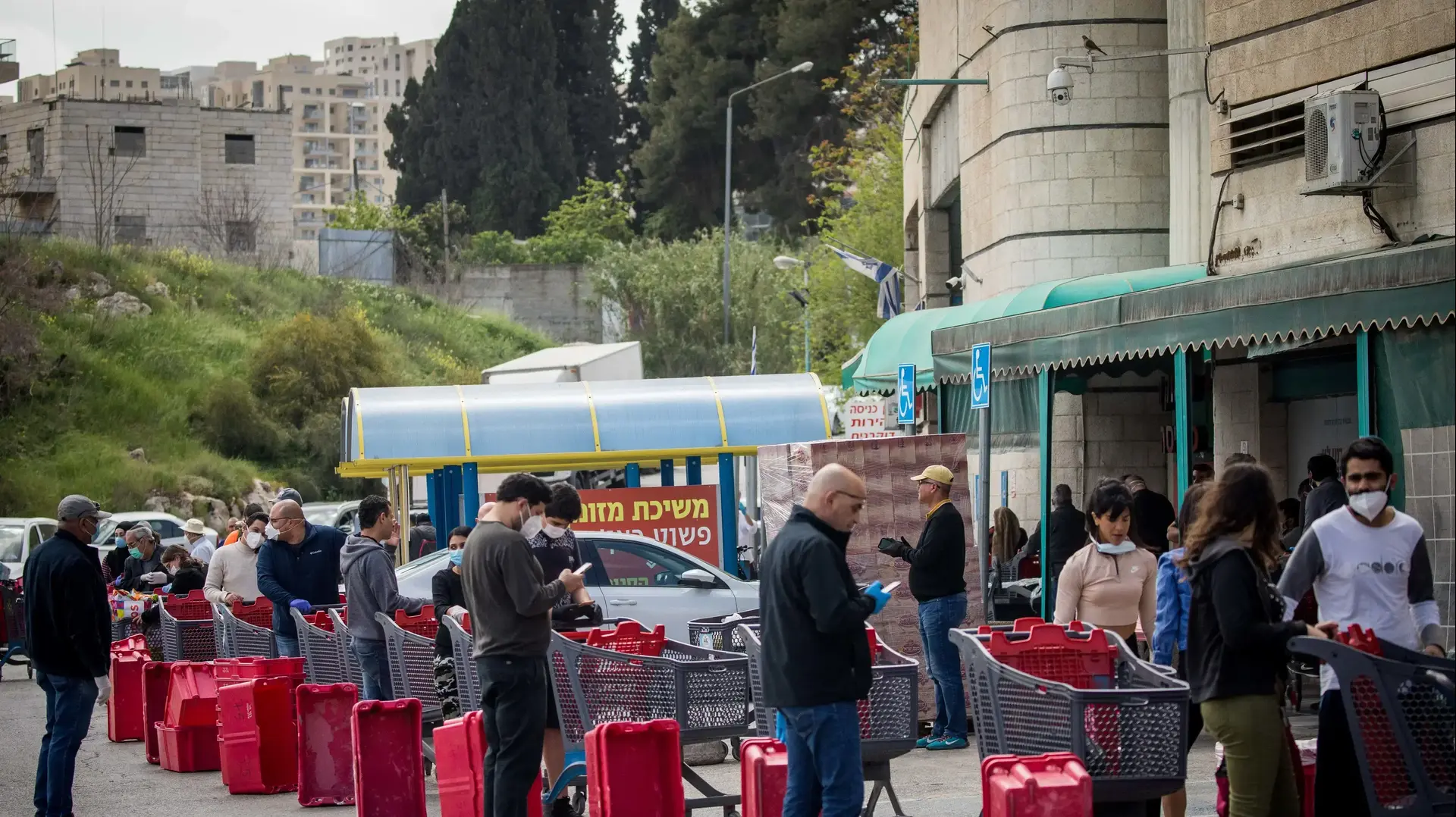 תור בכניסה לסניף רמי לוי בירושלים 7 באפריל 2020 תור בכניסה לסניף רמי לוי בירושלים 7 באפריל 2020