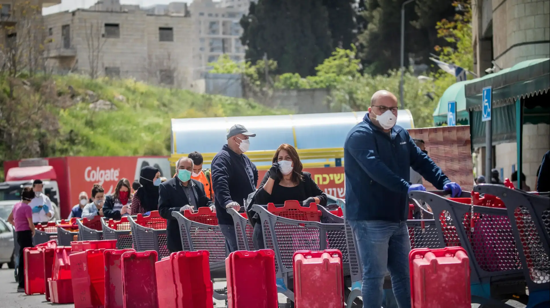 תור בכניסה לסניף רמי לוי בירושלים 7 באפריל 2020 תור בכניסה לסניף רמי לוי בירושלים 7 באפריל 2020