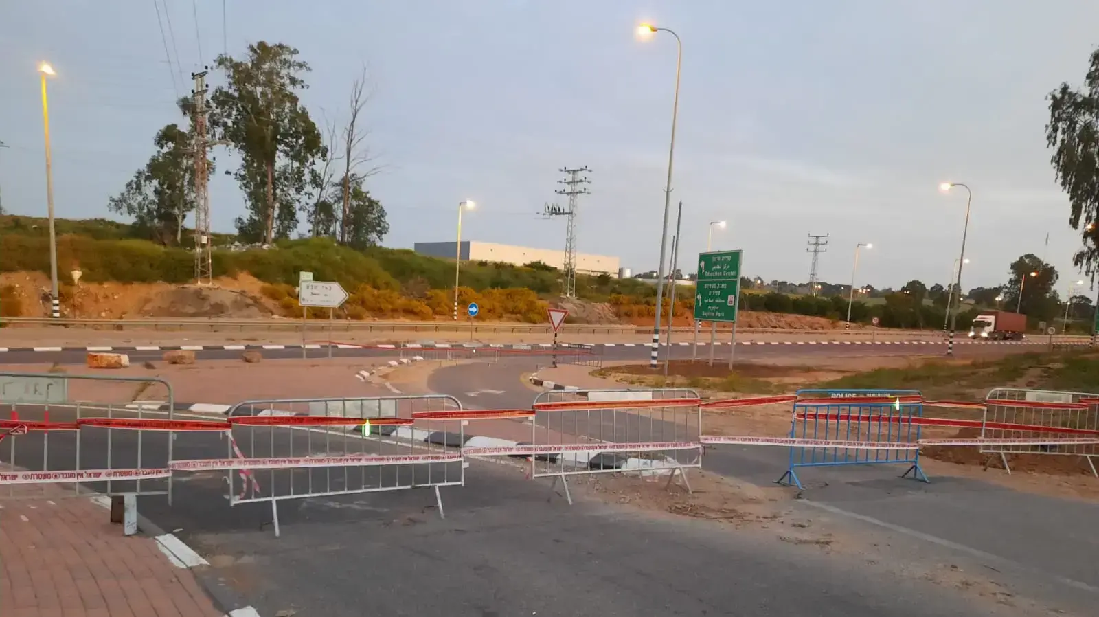 בהתאם להנחיית הממשלה, נסגרו הערב הכניסות והיציאות משדרות לכביש 34 וכביש 232 על ידי שוטרי ופקחי יחידת האכיפה והשיטור העירוני ועובדי אגף שפ"ע בעירייה, 7 באפריל 2020 בהתאם להנחיית הממשלה, נסגרו הערב הכניסות והיציאות משדרות לכביש 34 וכביש 232 על ידי שוטרי ופקחי יחידת האכיפה והשיטור העירוני ועובדי אגף שפ"ע בעירייה, 7 באפריל 2020
