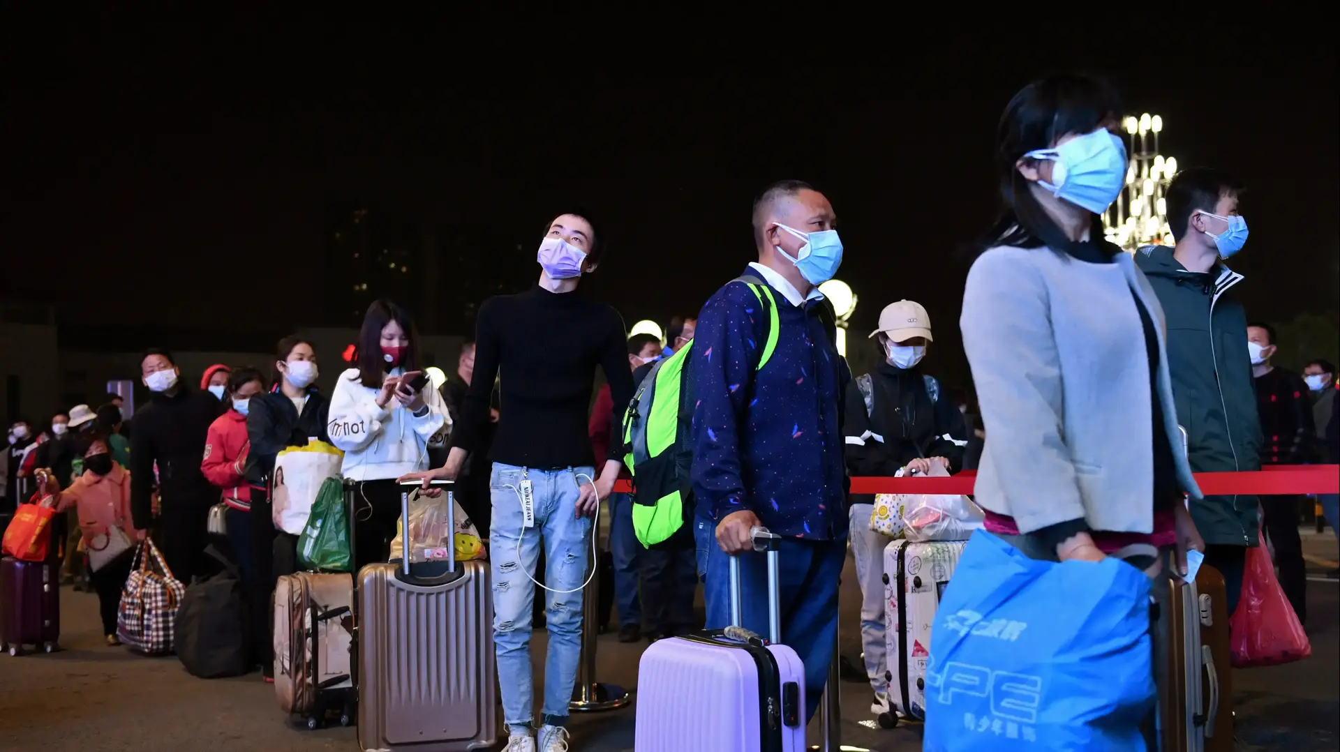 אנשים עם מסיכות מגן מחכים לרכבת בתחנה בווהאן כדי לצאת מהעיר לאחר הסגרת ההגבלות כחלק מהחזרה לאחר התפרצות נגיף הקורונה. 08 באפריל 2020 אנשים עם מסיכות מגן מחכים לרכבת בתחנה בווהאן כדי לצאת מהעיר לאחר הסגרת ההגבלות כחלק מהחזרה לאחר התפרצות נגיף הקורונה. 08 באפריל 2020