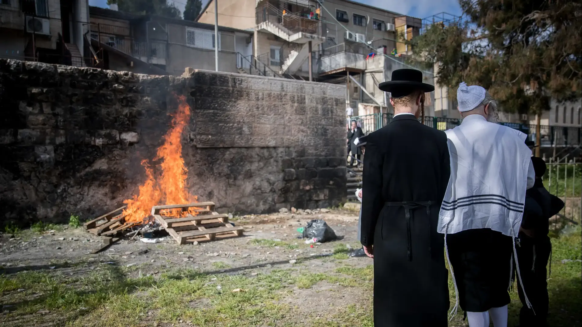 ביעור חמץ במאה שערים ירושלים, 8 באפריל 2020 ביעור חמץ במאה שערים ירושלים, 8 באפריל 2020