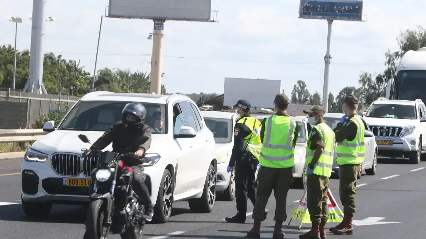 לקראת כניסת העוצר, צומת ירקונים פתח תקווה, 8 באפריל 2020