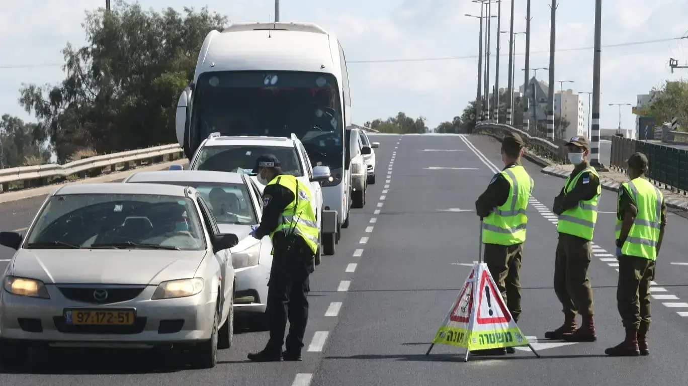 לקראת כניסת העוצר, צומת ירקונים פתח תקווה, 8 באפריל 2020 לקראת כניסת העוצר, צומת ירקונים פתח תקווה, 8 באפריל 2020