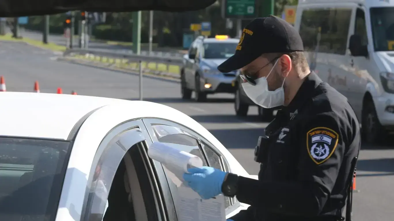 שוטרים מחלקים דוחות לאזרחים שהפרו את העוצר בדרך נמיר /קק"ל בתל אביב,8 באפריל 2020