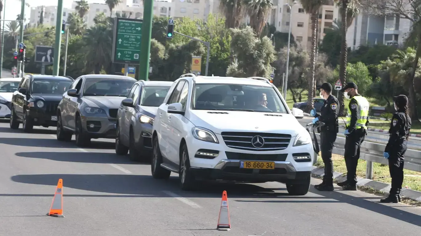 שוטרים מחלקים דוחות לאזרחים שהפרו את העוצר בדרך נמיר /קק"ל בתל אביב,8 באפריל 2020 שוטרים מחלקים דוחות לאזרחים שהפרו את העוצר בדרך נמיר /קק"ל בתל אביב,8 באפריל 2020
