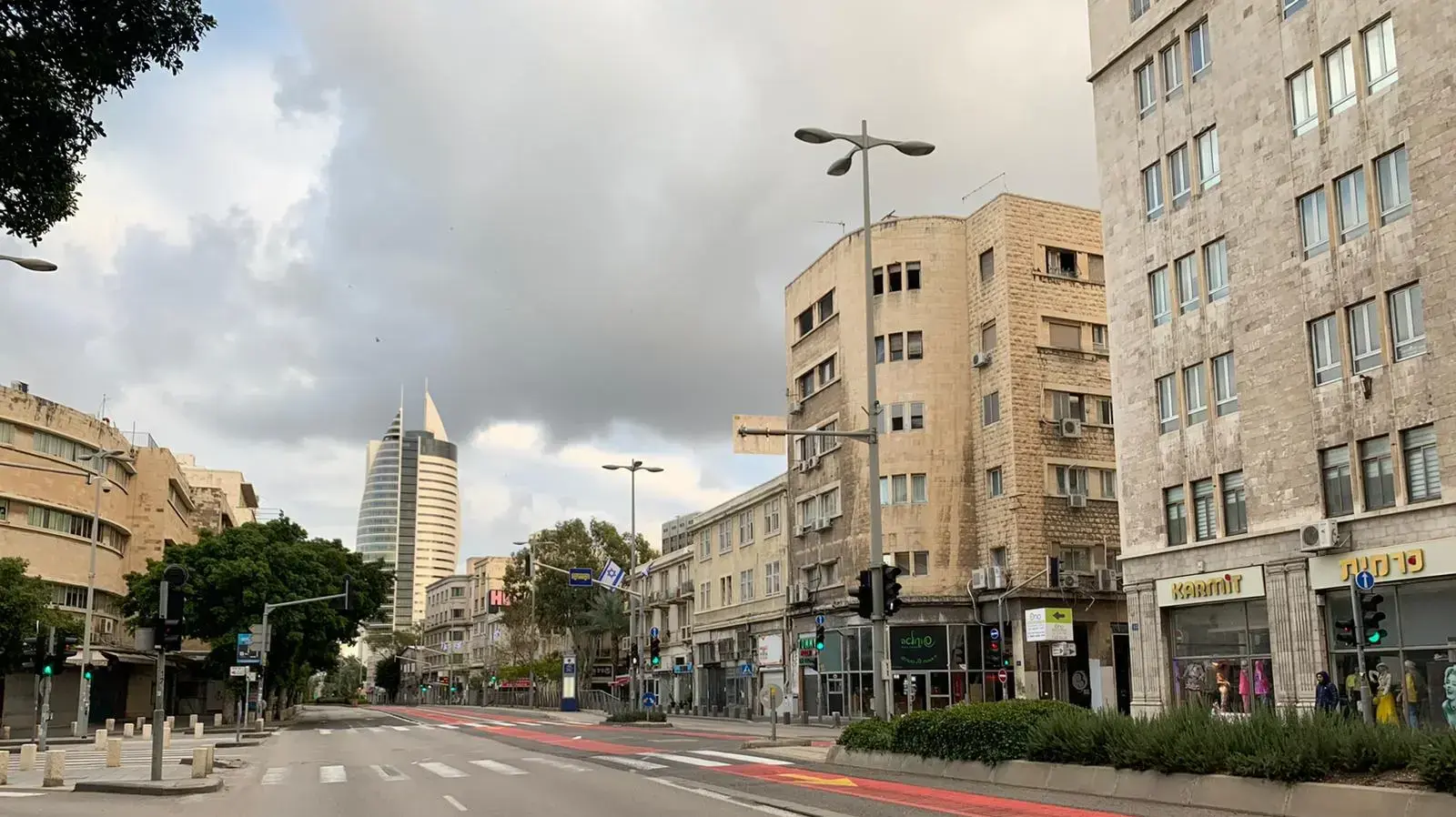אחרי כניסת העוצר, שדרות העצמאות חיפה, 8 באפריל 2020 אחרי כניסת העוצר, שדרות העצמאות חיפה, 8 באפריל 2020