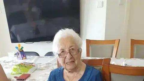 ברכה מנור, סבתא רבתא בת 101 מקריית מוצקין הובילה את חגיגת ליל הסדר המשפחתית ב-zoom. 8 באפריל 2020 ברכה מנור, סבתא רבתא בת 101 מקריית מוצקין הובילה את חגיגת ליל הסדר המשפחתית ב-zoom. 8 באפריל 2020