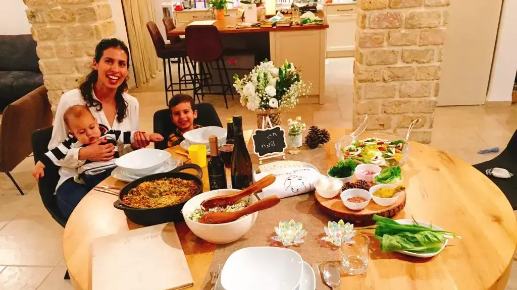 משפחת אחירם מאליכין חוגגת את ליל הסדר. האמא הילה והילדים שחר ויאיר. 8 באפריל 2020 משפחת אחירם מאליכין חוגגת את ליל הסדר. האמא הילה והילדים שחר ויאיר. 8 באפריל 2020