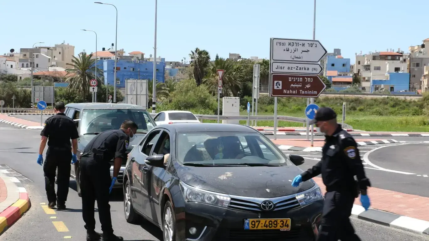 מחסום משטרה לאכיפת תקנות עוצר הקורונה, ג'סר א-זרקא 9 באפריל 2020 מחסום משטרה לאכיפת תקנות עוצר הקורונה, ג'סר א-זרקא 9 באפריל 2020