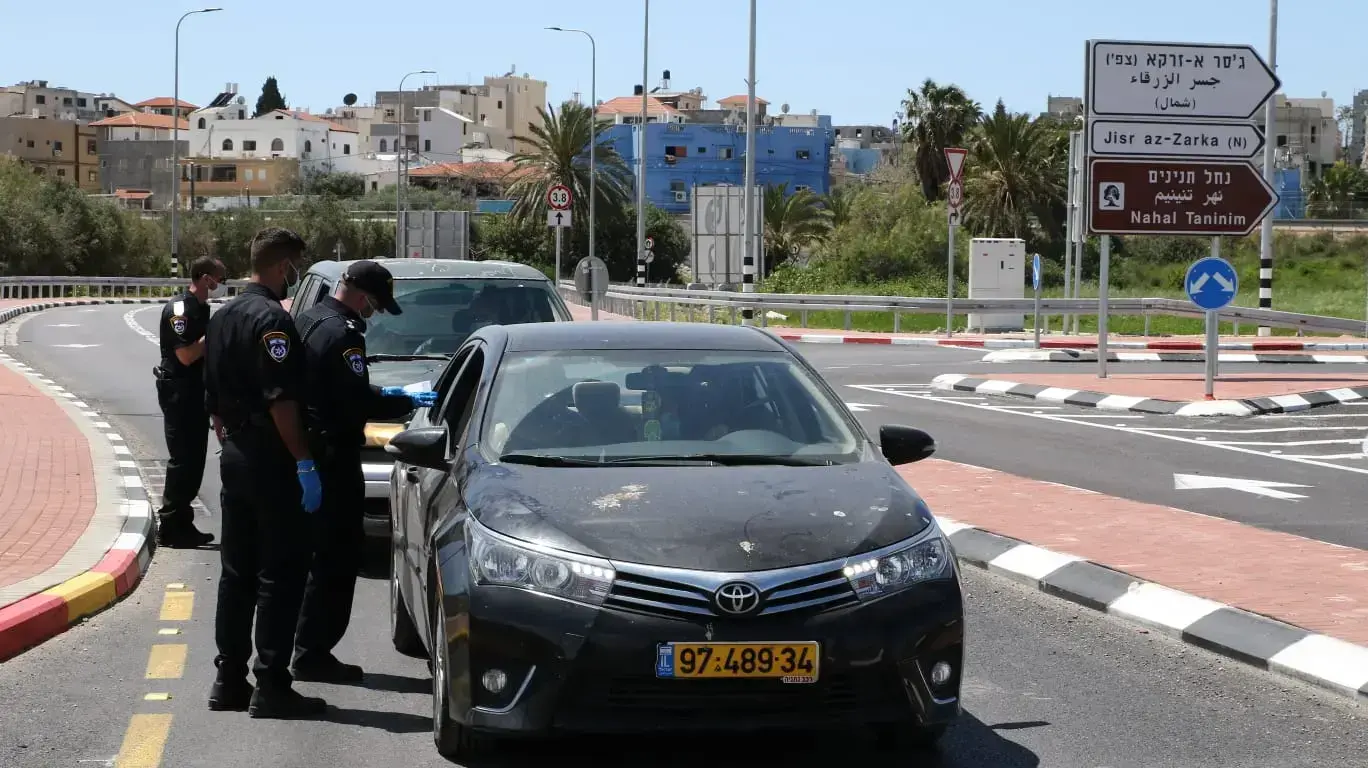 מחסום משטרה לאכיפת תקנות עוצר הקורונה, ג'סר א-זרקא 9 באפריל 2020 מחסום משטרה לאכיפת תקנות עוצר הקורונה, ג'סר א-זרקא 9 באפריל 2020