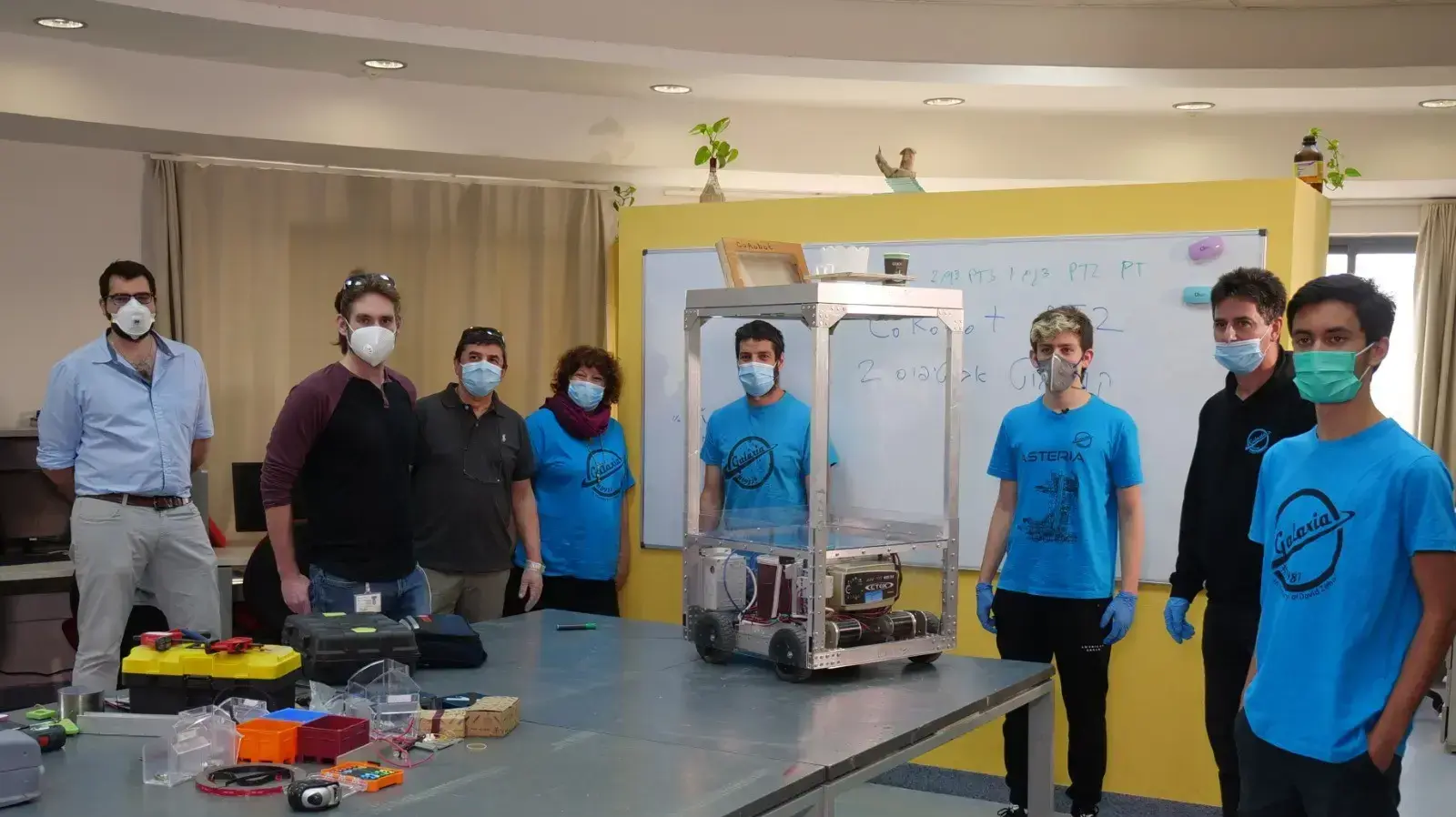 הרובוט הרפואי שמפתחים מהנדסי הטכניון עם תלמידי הריאלי ישרת חולי קורונה בבית החולים רמב"ם בחיפה. 10 באפריל 2020