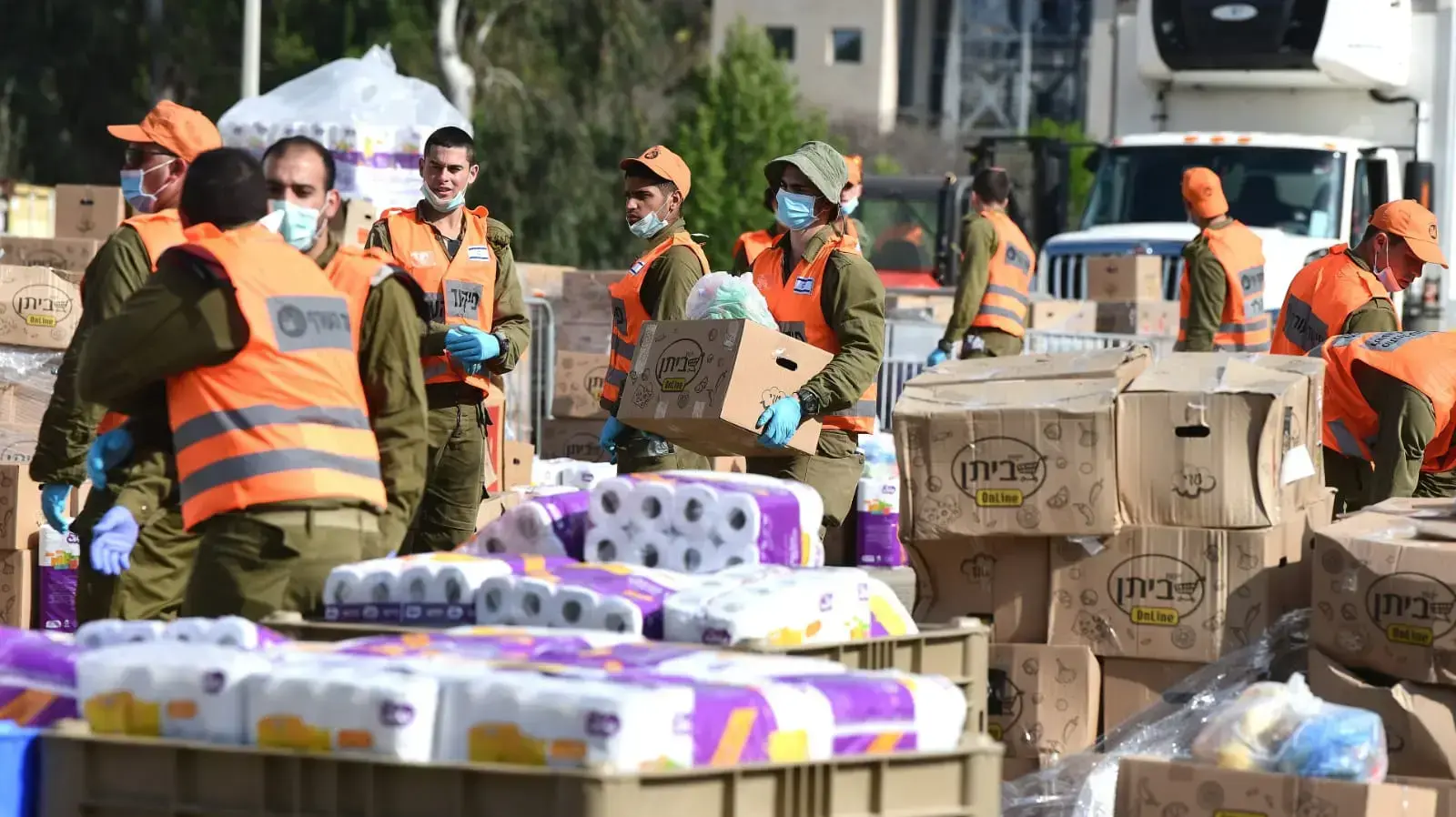 חלוקת מזון ע"י פיקוד העורף בבני ברק, 10 באפריל 2020 חלוקת מזון ע"י פיקוד העורף בבני ברק, 10 באפריל 2020