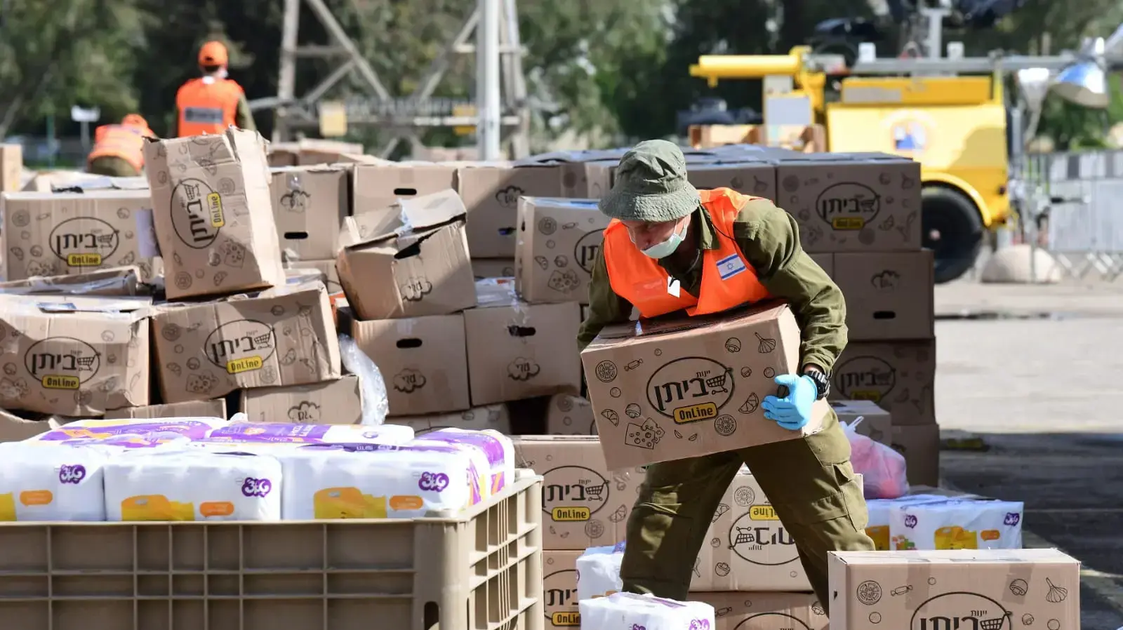 חלוקת מזון ע"י פיקוד העורף בבני ברק, 10 באפריל 2020 חלוקת מזון ע"י פיקוד העורף בבני ברק, 10 באפריל 2020