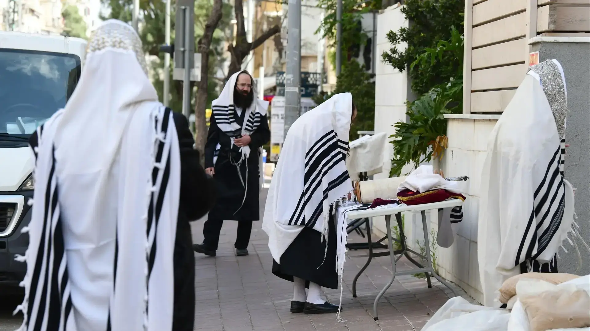 מתפללים בבני ברק, 10 באפריל 2020 מתפללים בבני ברק, 10 באפריל 2020