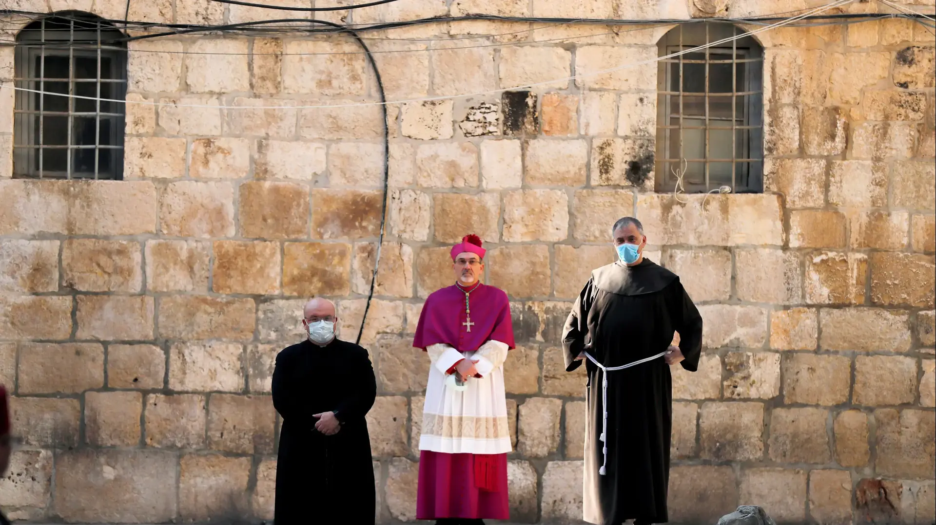 אנשי דת נוצרים בכנסייה בירושלים, לקראת חגיגות יום שישי הטוב בצל התפרצות נגיף הקורונה, 9 באפריל, 2020 אנשי דת נוצרים בכנסייה בירושלים, לקראת חגיגות יום שישי הטוב בצל התפרצות נגיף הקורונה, 9 באפריל, 2020