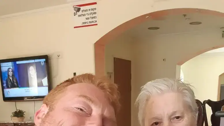 נהידה לויט עם הנכד שלה ואדים בבית האבות יוקרה ביבניאל לפני פרוץ הקורונה נהידה לויט עם הנכד שלה ואדים בבית האבות יוקרה ביבניאל לפני פרוץ הקורונה