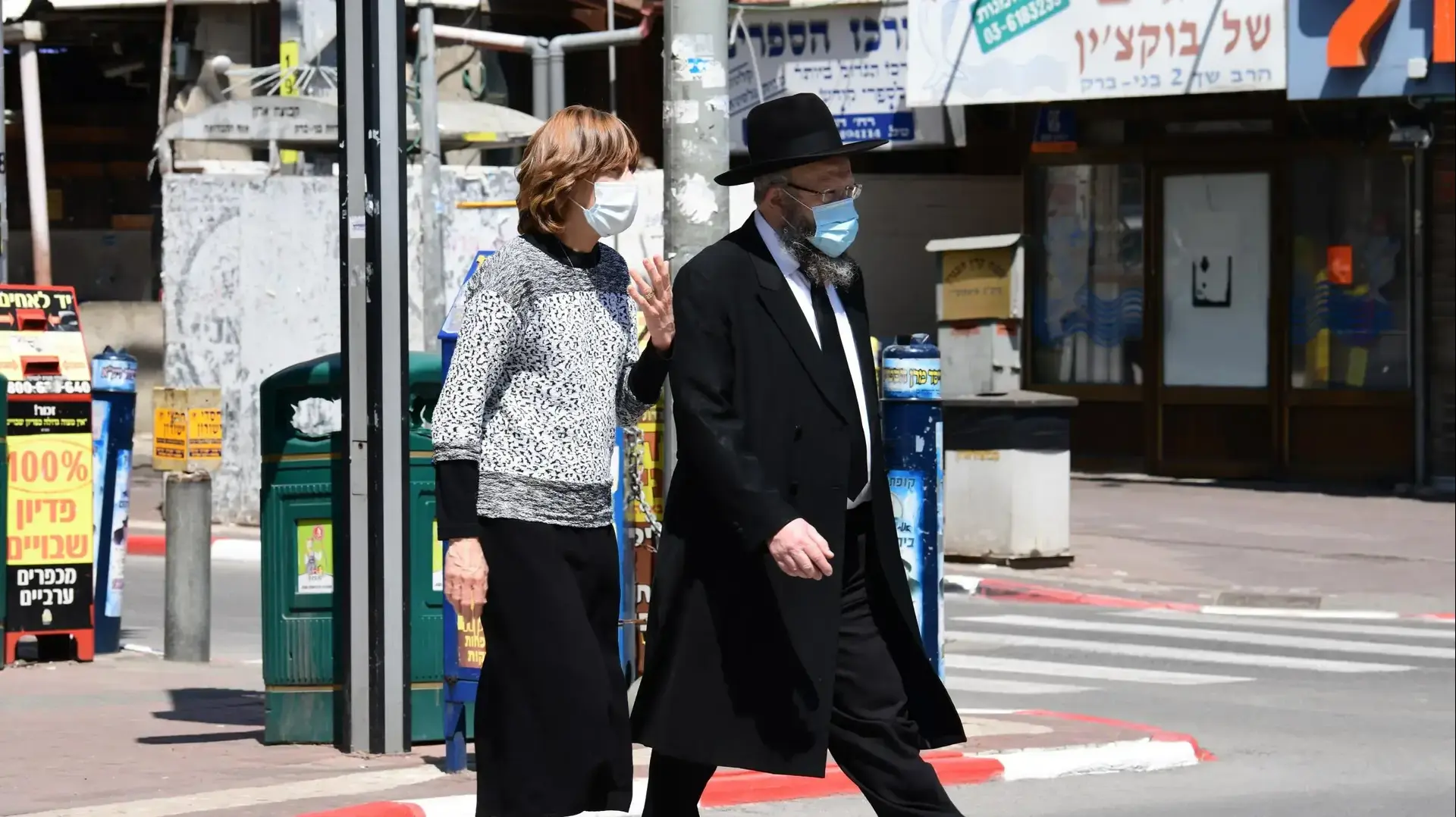 בני זוג עוטים מסכה לצורך התגוננות מנגיף הקורונה בבני ברק 12 באפריל 2020 בני זוג עוטים מסכה לצורך התגוננות מנגיף הקורונה בבני ברק 12 באפריל 2020