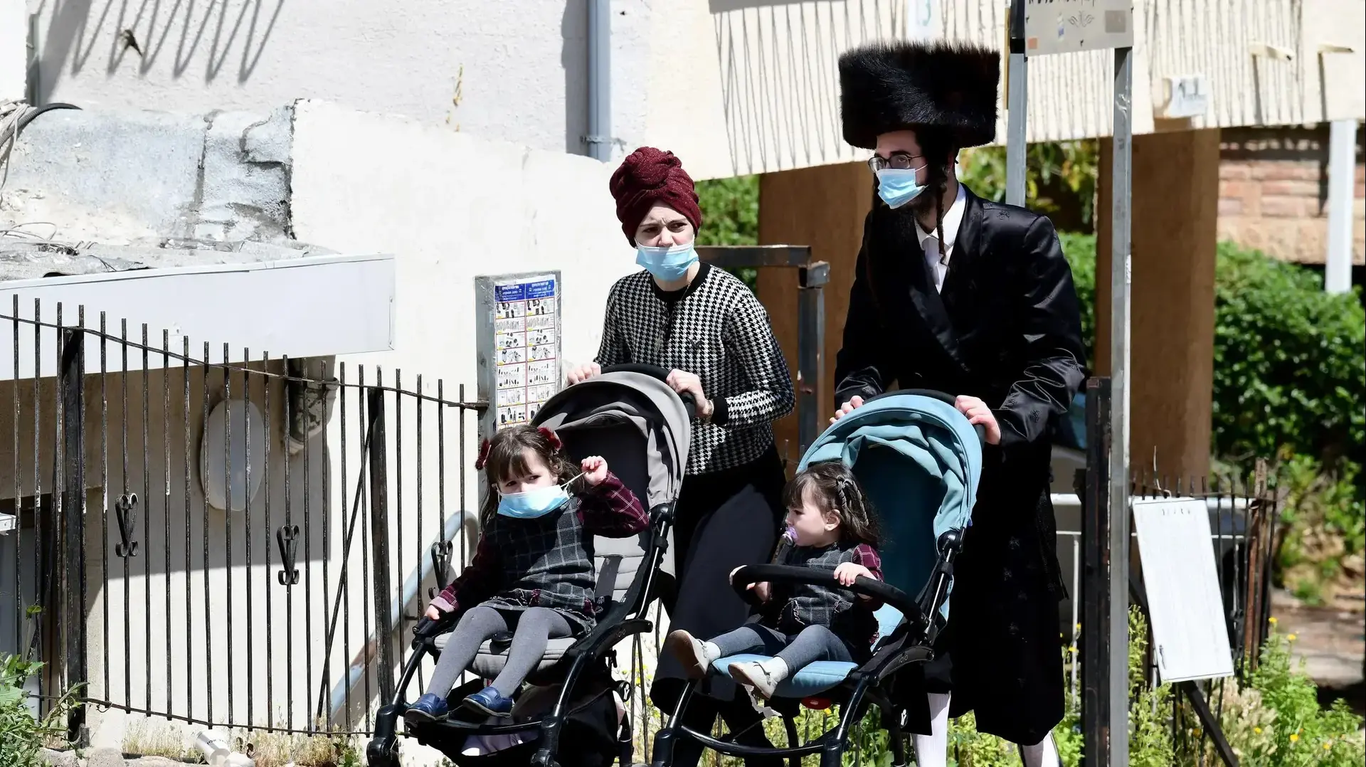 בני זוג עוטים מסכה לצורך התגוננות מנגיף הקורונה בבני ברק 12 באפריל 2020