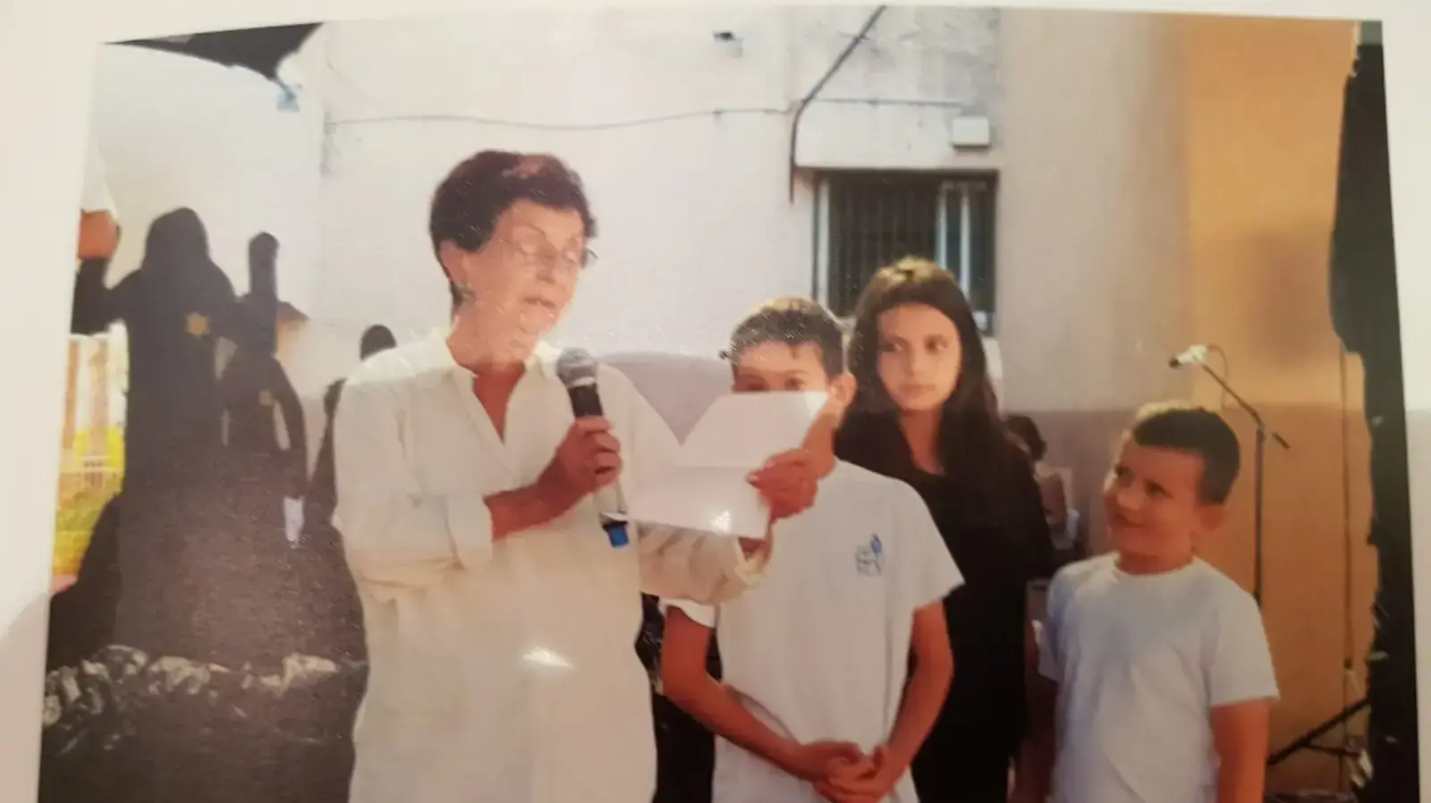 שושנה שלו, לפני שנתיים בטקס יום השואה בבית הספר של הנינים שלה שושנה שלו, לפני שנתיים בטקס יום השואה בבית הספר של הנינים שלה