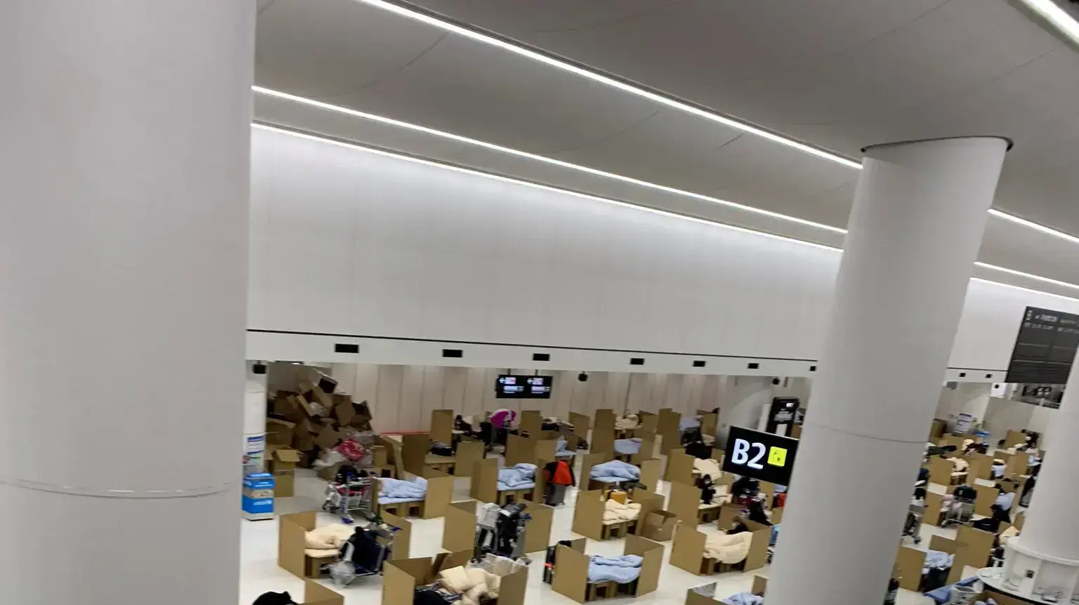 מיטות קרטון ממתינות לנוסעים בשדה התעופה של נריטהי יפן עד להגעת תוצאות בדיקות קורונה ב 9 באפריל, 2020 מיטות קרטון ממתינות לנוסעים בשדה התעופה של נריטהי יפן עד להגעת תוצאות בדיקות קורונה ב 9 באפריל, 2020