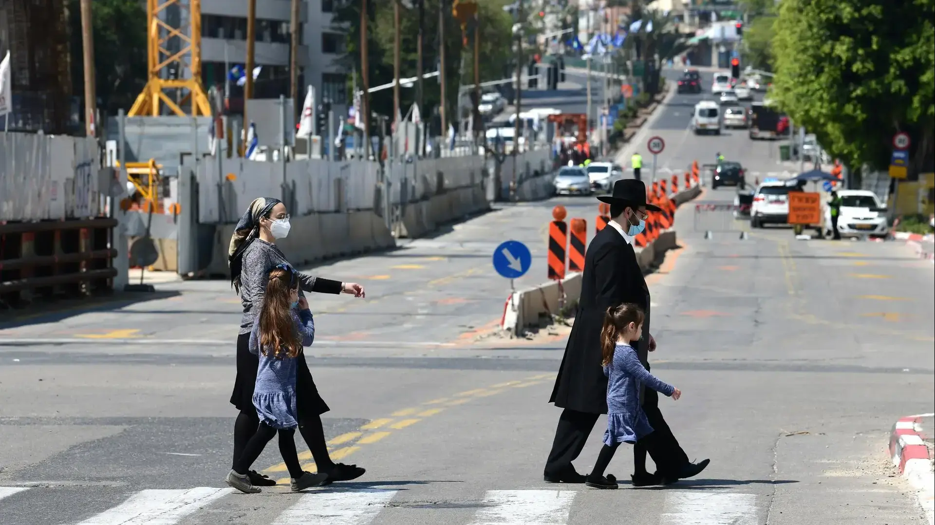 עוטים מסכה לצורך התגוננות מנגיף הקורונה בבני ברק 13 באפריל 2020 עוטים מסכה לצורך התגוננות מנגיף הקורונה בבני ברק 13 באפריל 2020