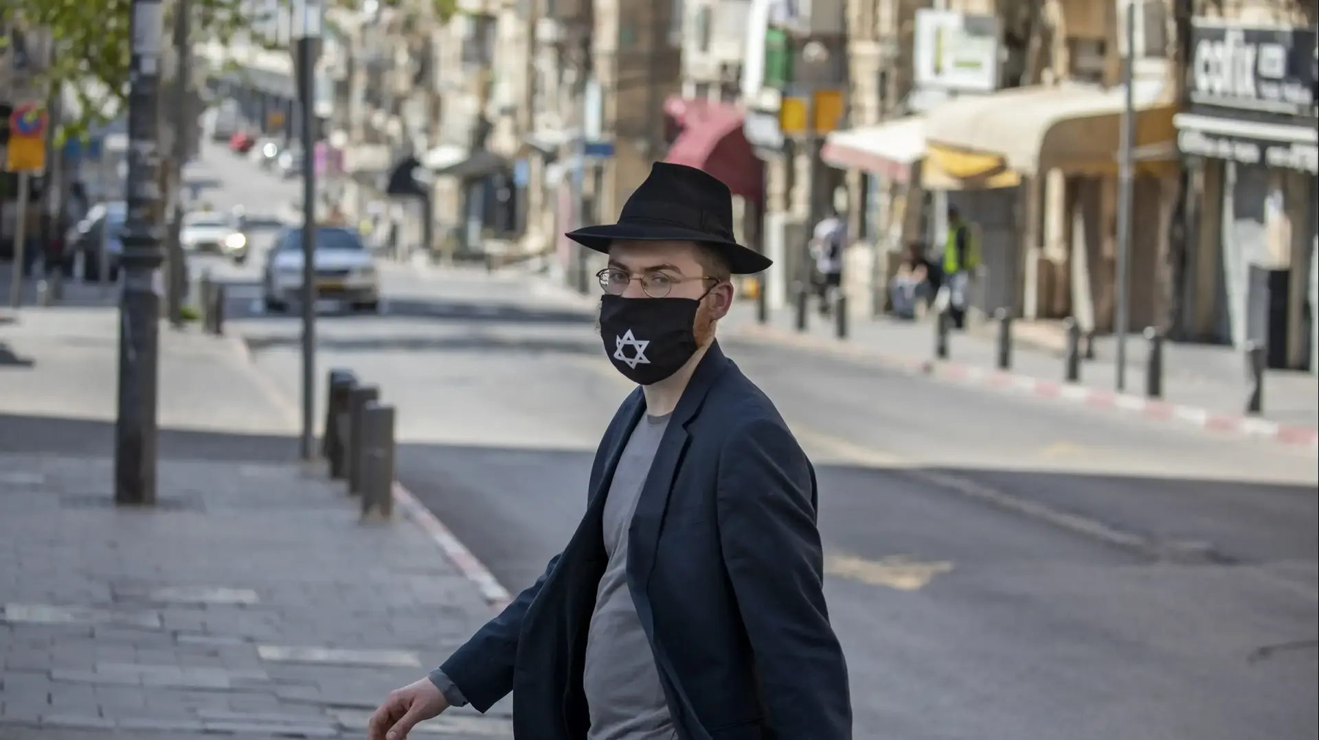 אדם עוטה מסכה לצורך התגוננות מנגיף הקורונה בירושלים 13 באפריל 2020 אדם עוטה מסכה לצורך התגוננות מנגיף הקורונה בירושלים 13 באפריל 2020
