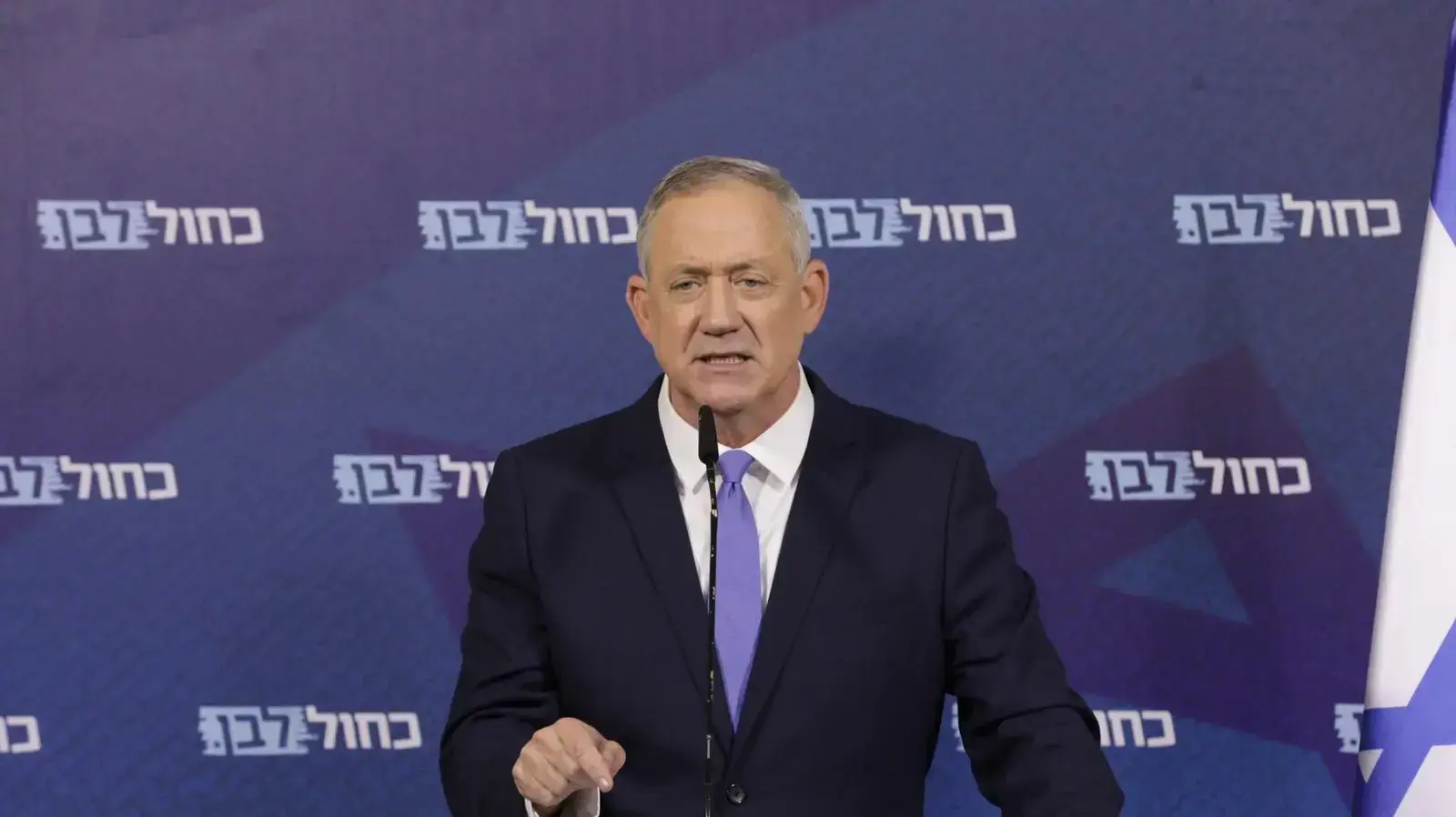 יו"ר כחול לבן, בני גנץ במהלך הצהרתו לתקשורת בנושא המגעים לממשלת אחדות עם הליכוד 13 באפריל 2020 יו"ר כחול לבן, בני גנץ במהלך הצהרתו לתקשורת בנושא המגעים לממשלת אחדות עם הליכוד 13 באפריל 2020