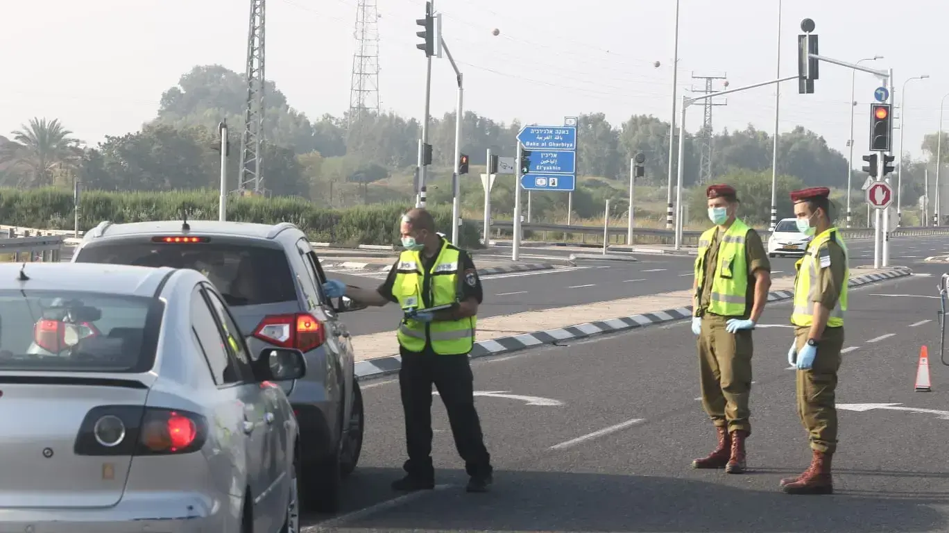 בדיקות משטרתיות ומחסומים צומת כביש 9 חדרה - ה-14 לאפריל 2020 בדיקות משטרתיות ומחסומים צומת כביש 9 חדרה - ה-14 לאפריל 2020